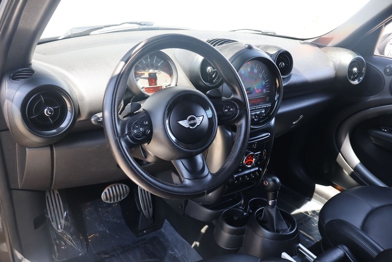 MINI Cooper Countryman Vehicle Full-screen Gallery Image 15