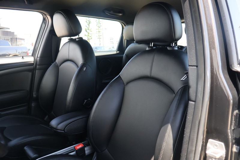 MINI Cooper Countryman Vehicle Full-screen Gallery Image 16