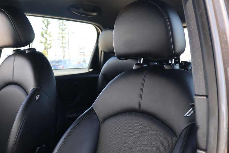 MINI Cooper Countryman Vehicle Full-screen Gallery Image 17