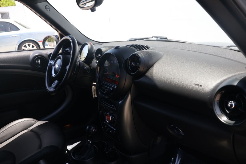 MINI Cooper Countryman Vehicle Full-screen Gallery Image 18