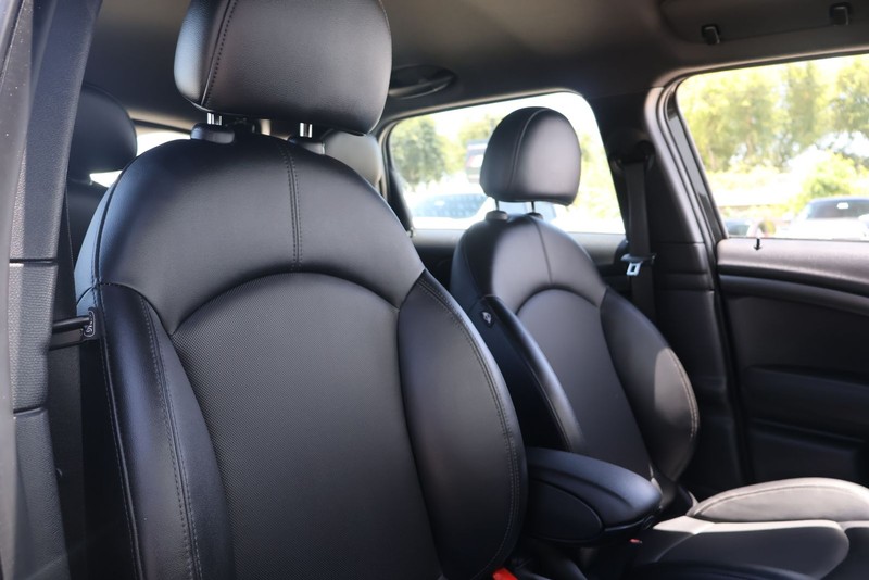 MINI Cooper Countryman Vehicle Full-screen Gallery Image 19