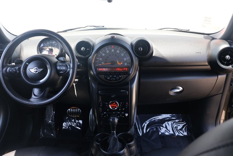MINI Cooper Countryman Vehicle Full-screen Gallery Image 21