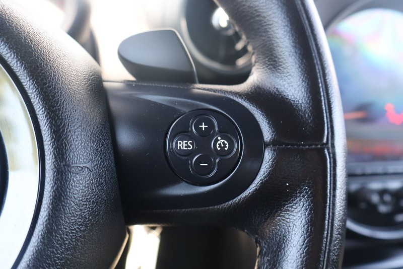 MINI Cooper Countryman Vehicle Full-screen Gallery Image 25