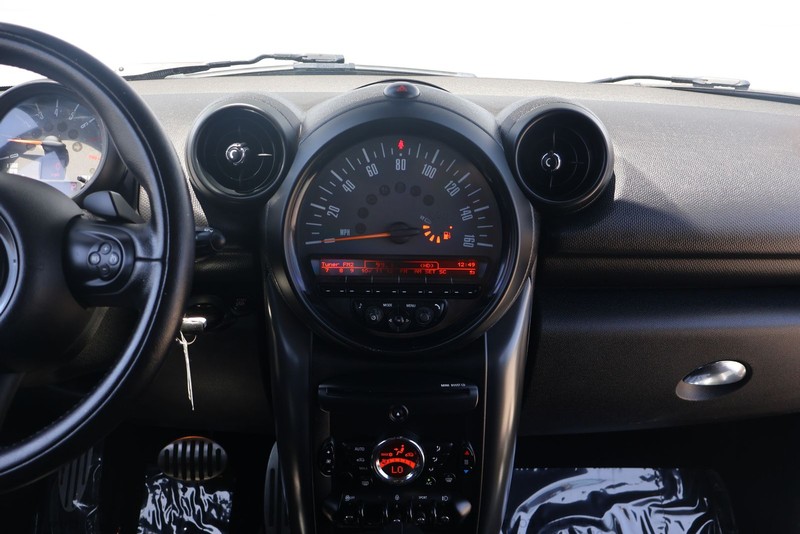 MINI Cooper Countryman Vehicle Full-screen Gallery Image 27
