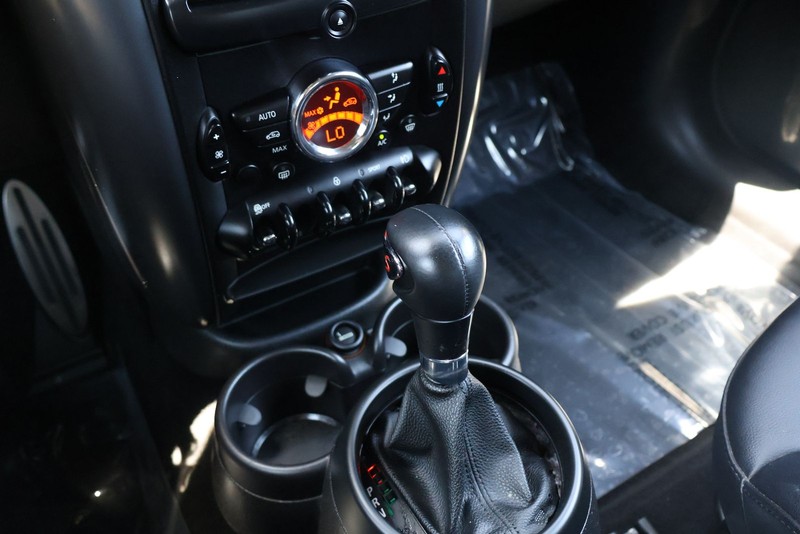 MINI Cooper Countryman Vehicle Full-screen Gallery Image 28
