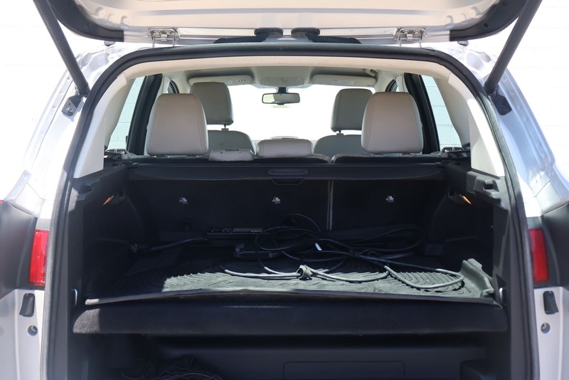 Ford C-Max Energi Vehicle Full-screen Gallery Image 08