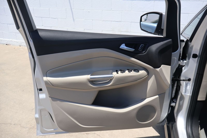 Ford C-Max Energi Vehicle Full-screen Gallery Image 14