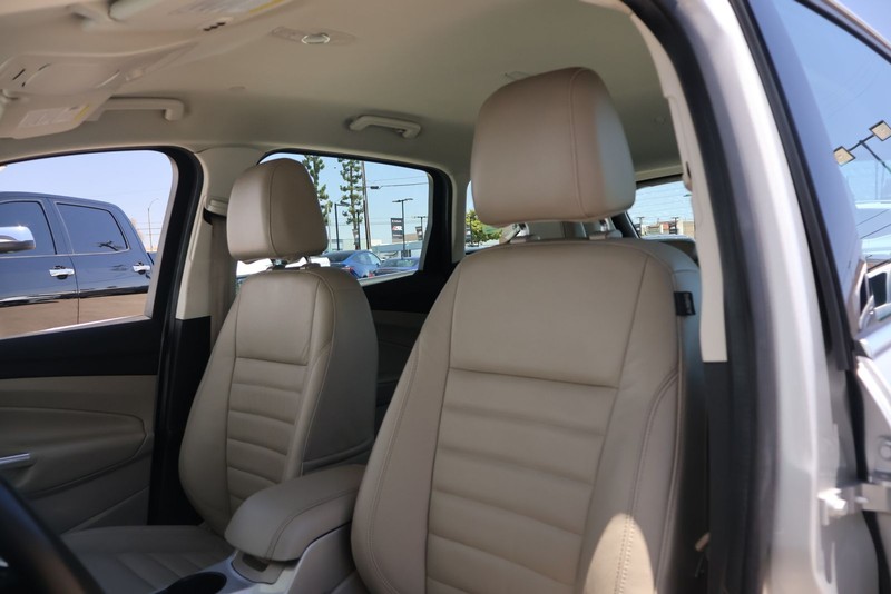 Ford C-Max Energi Vehicle Full-screen Gallery Image 16
