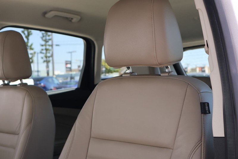 Ford C-Max Energi Vehicle Full-screen Gallery Image 17