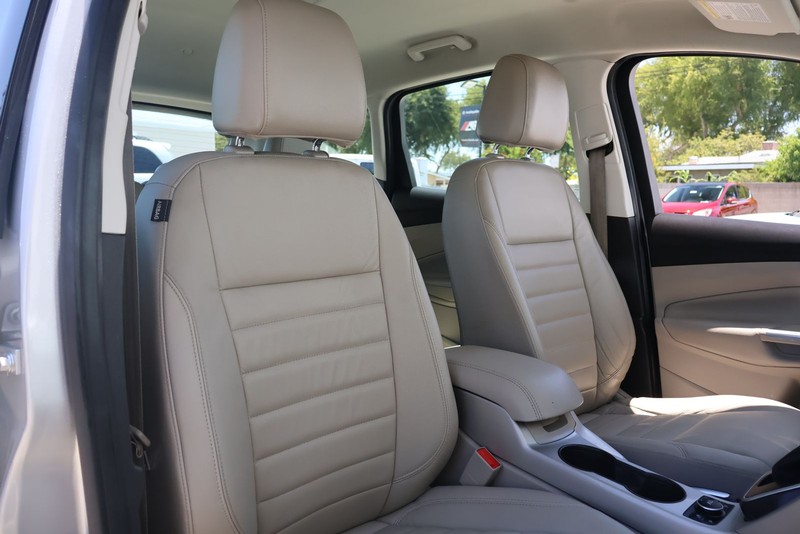 Ford C-Max Energi Vehicle Full-screen Gallery Image 19