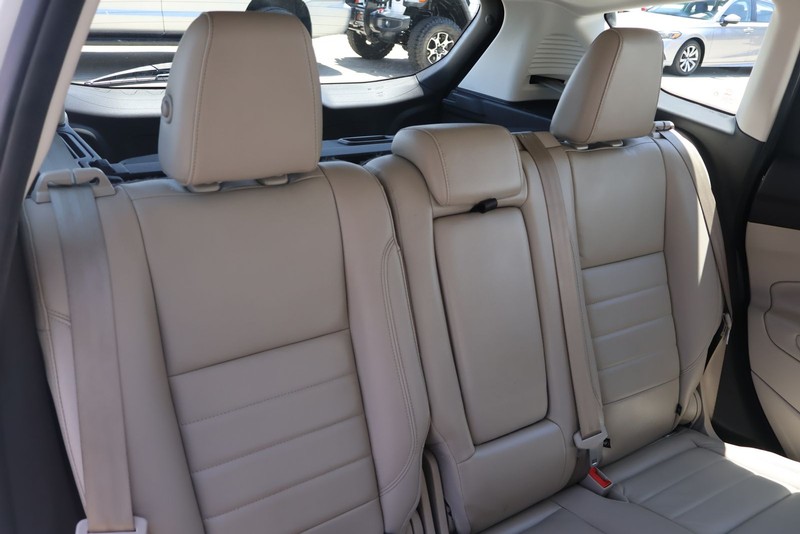 Ford C-Max Energi Vehicle Full-screen Gallery Image 20