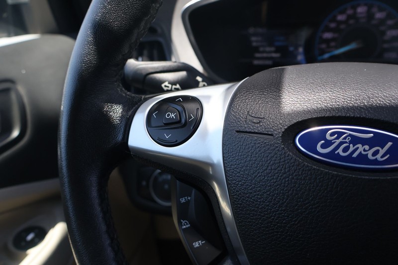 Ford C-Max Energi Vehicle Full-screen Gallery Image 25