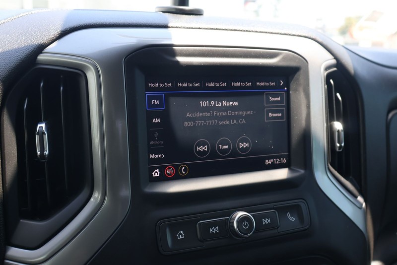 Chevrolet Silverado 2500HD Vehicle Full-screen Gallery Image 27
