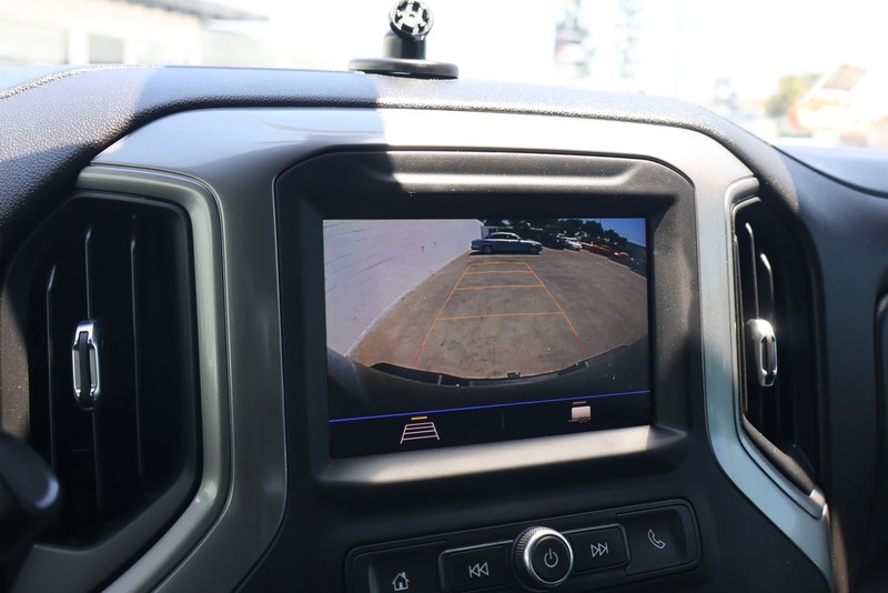 Chevrolet Silverado 2500HD Vehicle Full-screen Gallery Image 28
