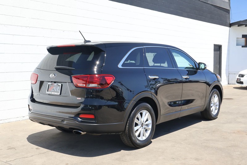 Kia Sorento Vehicle Full-screen Gallery Image 05