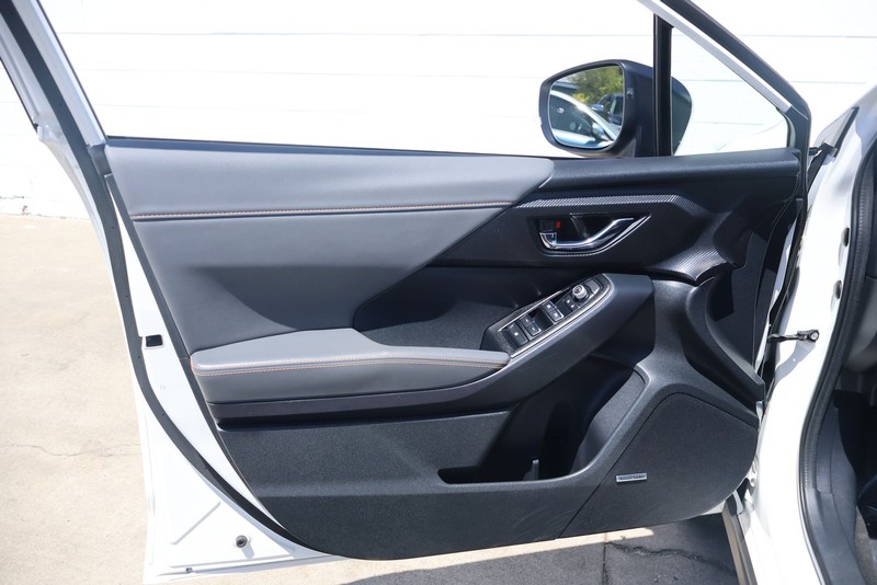 Subaru Crosstrek Vehicle Full-screen Gallery Image 14