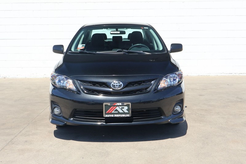 Toyota Corolla Vehicle Full-screen Gallery Image 02