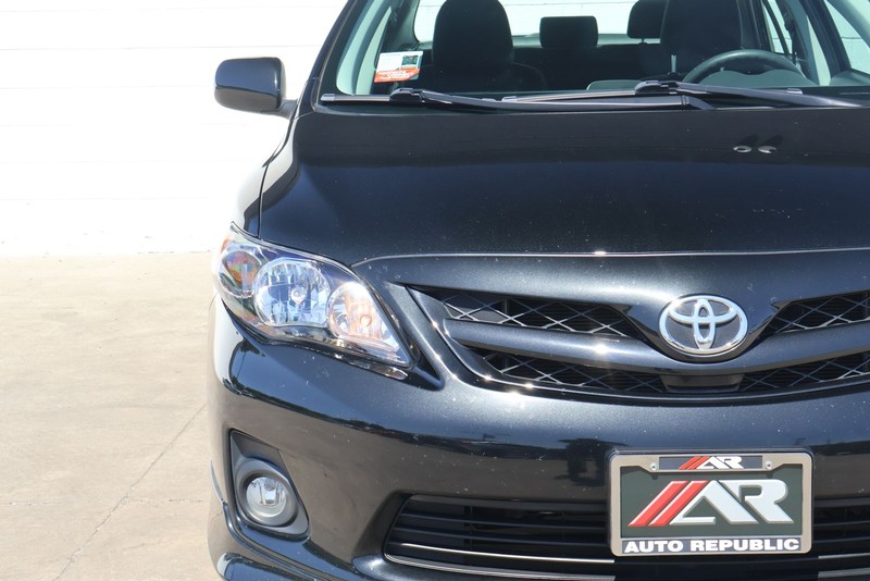 Toyota Corolla Vehicle Full-screen Gallery Image 03