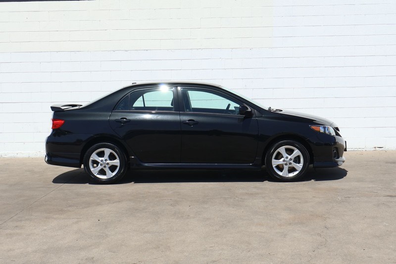 Toyota Corolla Vehicle Full-screen Gallery Image 04