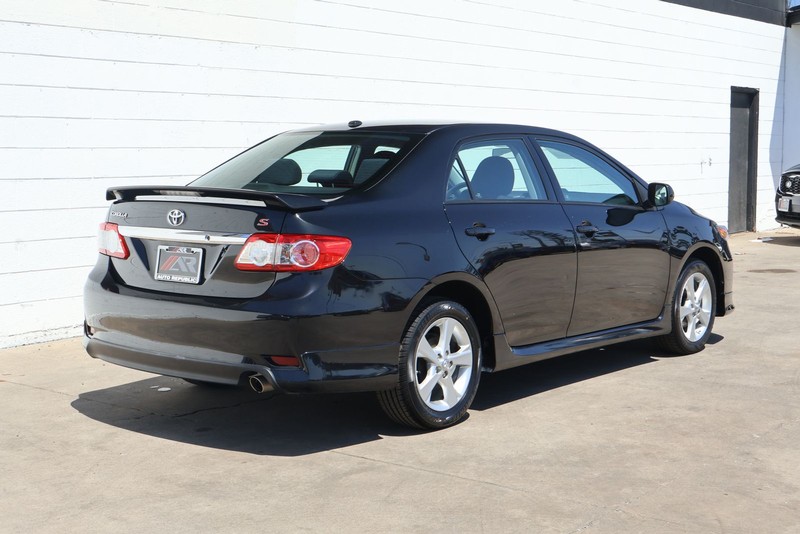 Toyota Corolla Vehicle Full-screen Gallery Image 05
