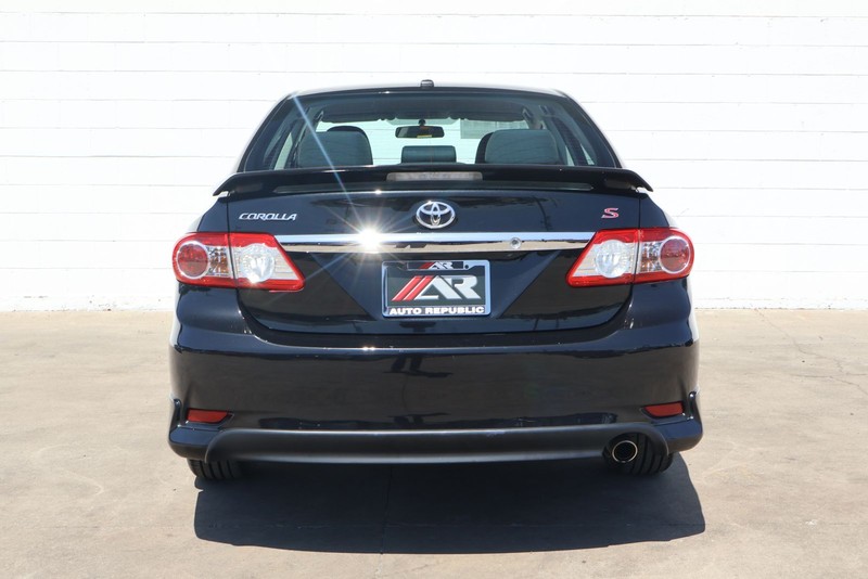 Toyota Corolla Vehicle Full-screen Gallery Image 06