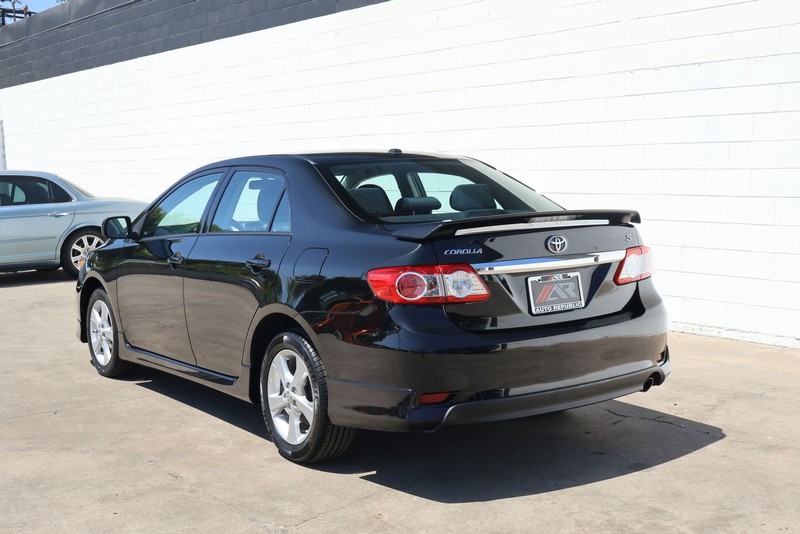 Toyota Corolla Vehicle Full-screen Gallery Image 09