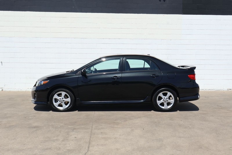 Toyota Corolla Vehicle Full-screen Gallery Image 10