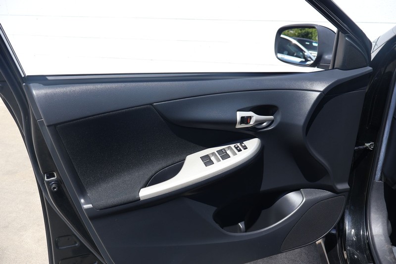 Toyota Corolla Vehicle Full-screen Gallery Image 14