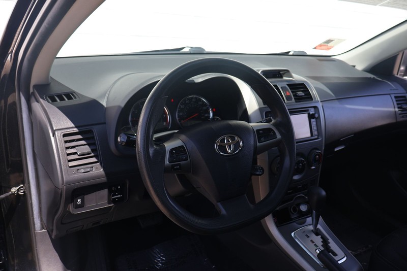 Toyota Corolla Vehicle Full-screen Gallery Image 15