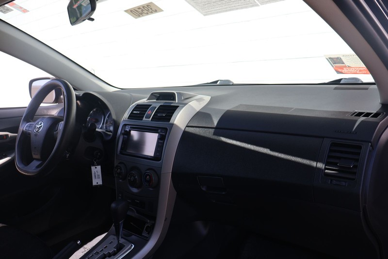 Toyota Corolla Vehicle Full-screen Gallery Image 18