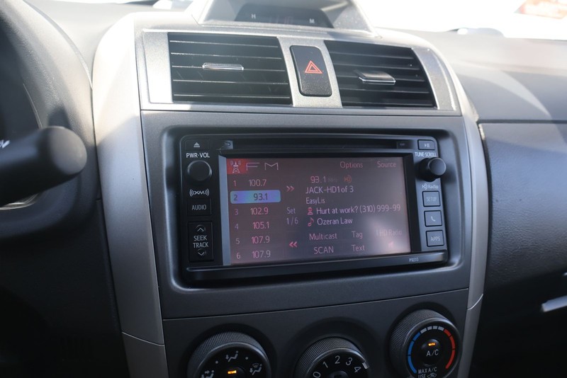 Toyota Corolla Vehicle Full-screen Gallery Image 26