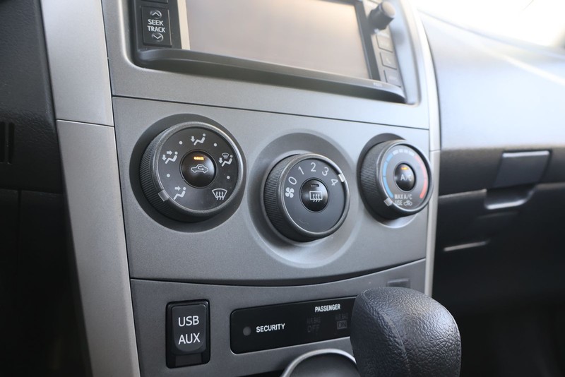 Toyota Corolla Vehicle Full-screen Gallery Image 27