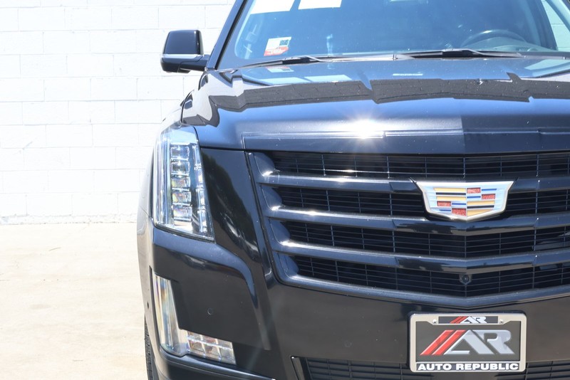 Cadillac Escalade Vehicle Full-screen Gallery Image 03