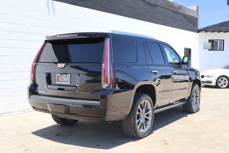Cadillac Escalade Vehicle Full-screen Gallery Image 05