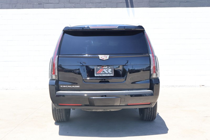 Cadillac Escalade Vehicle Full-screen Gallery Image 06