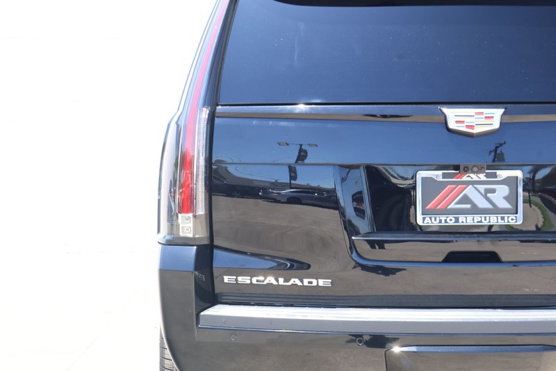 Cadillac Escalade Vehicle Full-screen Gallery Image 07