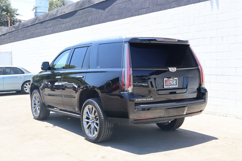 Cadillac Escalade Vehicle Full-screen Gallery Image 09