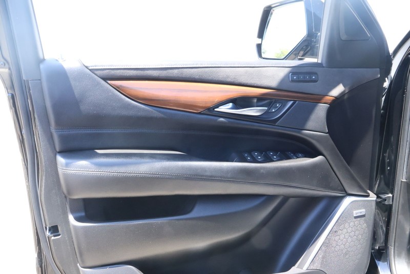 Cadillac Escalade Vehicle Full-screen Gallery Image 14