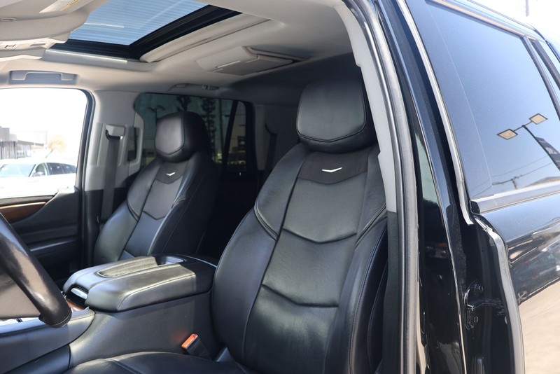 Cadillac Escalade Vehicle Full-screen Gallery Image 16