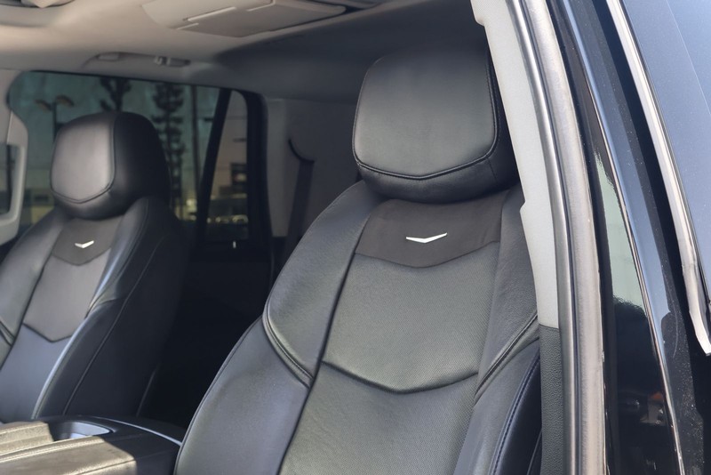 Cadillac Escalade Vehicle Full-screen Gallery Image 17