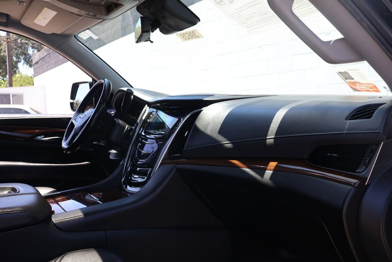 Cadillac Escalade Vehicle Full-screen Gallery Image 18