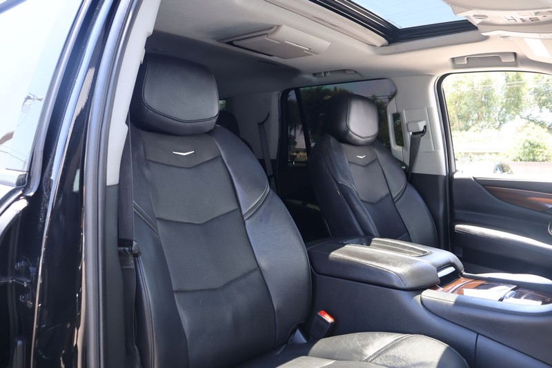 Cadillac Escalade Vehicle Full-screen Gallery Image 19