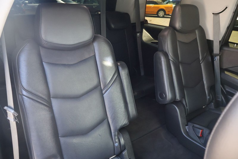 Cadillac Escalade Vehicle Full-screen Gallery Image 20