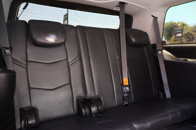 Cadillac Escalade Vehicle Full-screen Gallery Image 21