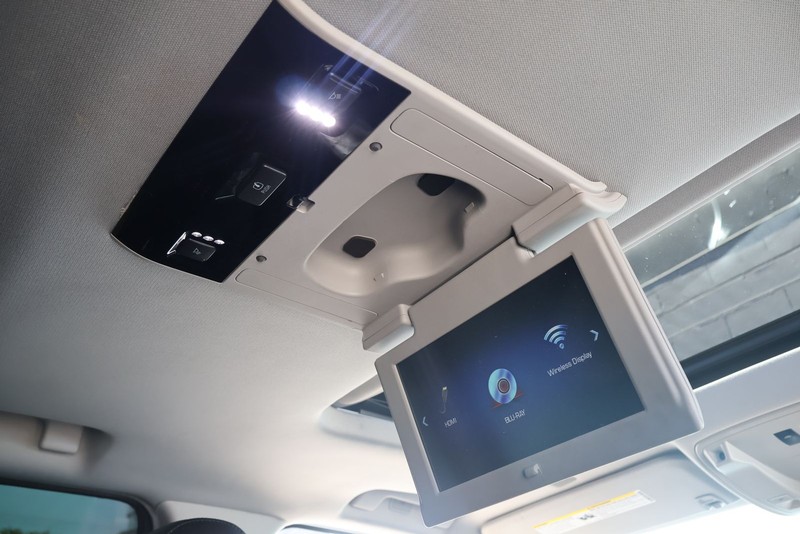 Cadillac Escalade Vehicle Full-screen Gallery Image 22