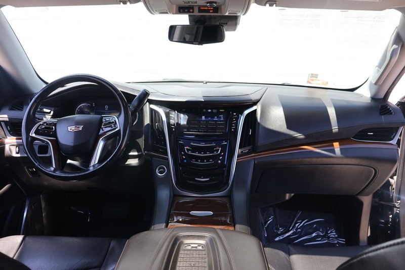 Cadillac Escalade Vehicle Full-screen Gallery Image 23