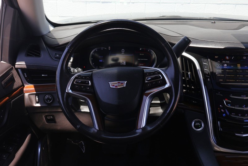Cadillac Escalade Vehicle Full-screen Gallery Image 24