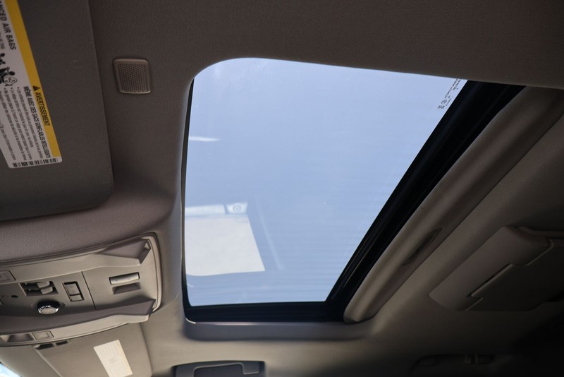 Cadillac Escalade Vehicle Full-screen Gallery Image 29