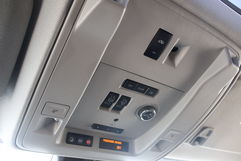 Cadillac Escalade Vehicle Full-screen Gallery Image 30