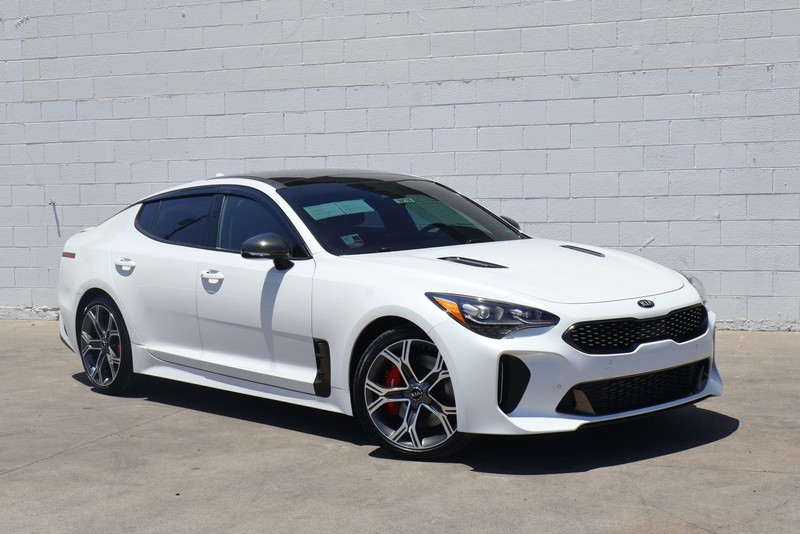 Kia Stinger Vehicle Full-screen Gallery Image 01